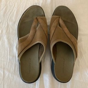 Merrell brown toe loop sandals 9